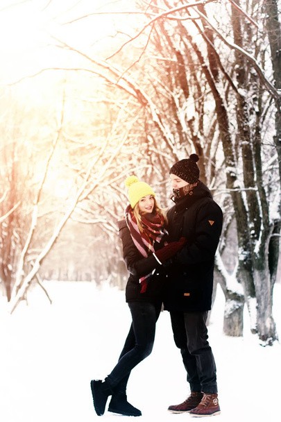 Paar heterosexuell auf der Straße Winter - Foto, Bild