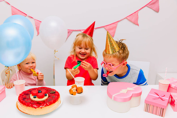 щасливі діти з подарунками та цукерками грають на вечірці на день народження
 - Фото, зображення
