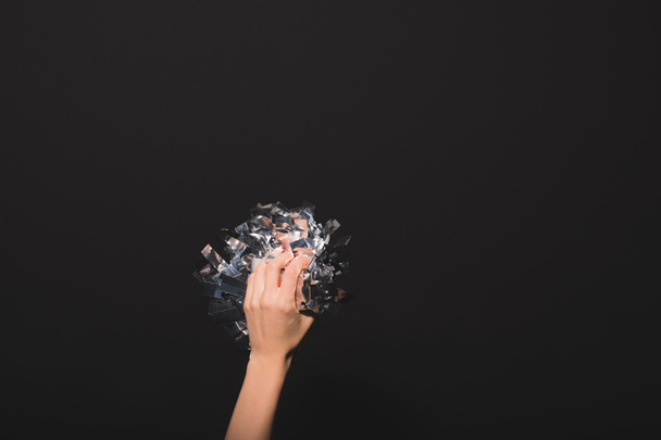 Mujer sosteniendo confeti en las manos
 - Foto, Imagen