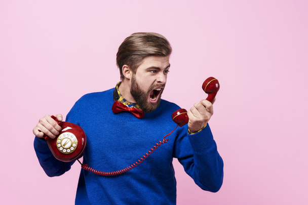 Hombre nervioso discutiendo durante la llamada telefónica
 - Foto, imagen