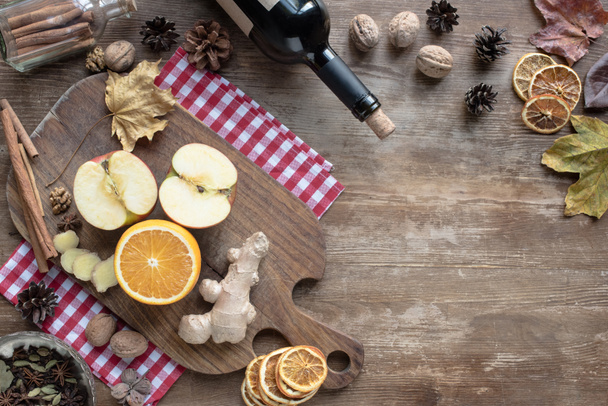 frutas y jengibre sobre tabla de madera
 - Foto, Imagen