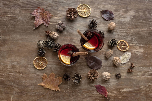 mulled wine among pine cones and nuts - Foto, Imagem