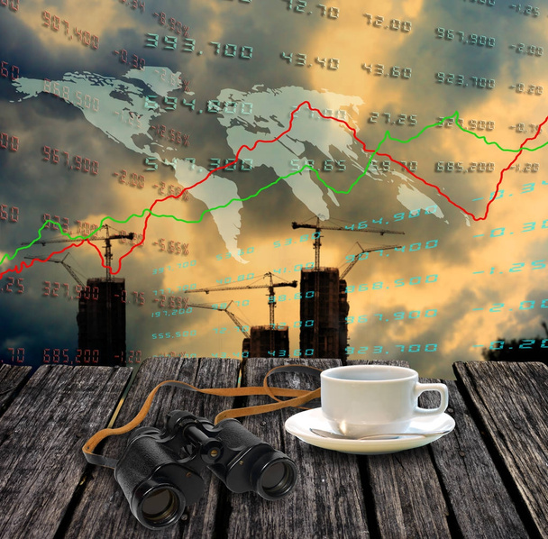 Verrekijker en koffie cup op tafel met wereld beurs gegevens b - Foto, afbeelding