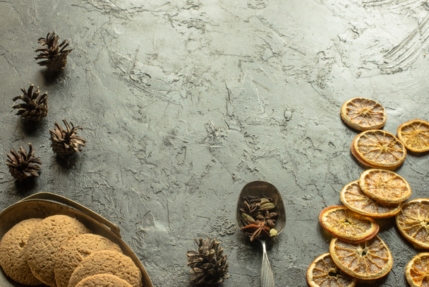 Arance secche con biscotti e pigne
 - Foto, immagini