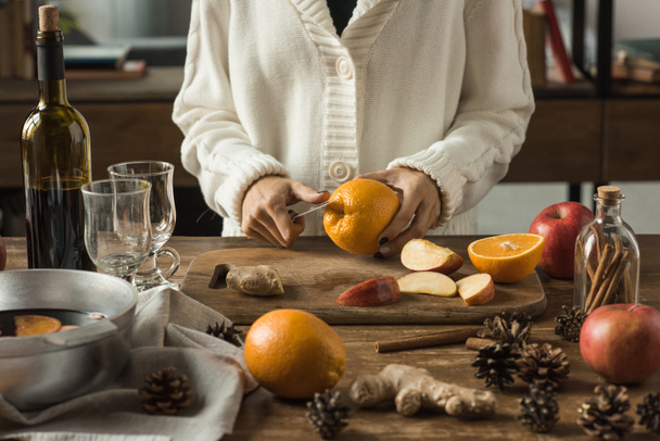 Nainen leikkaa hedelmiä
 - Valokuva, kuva