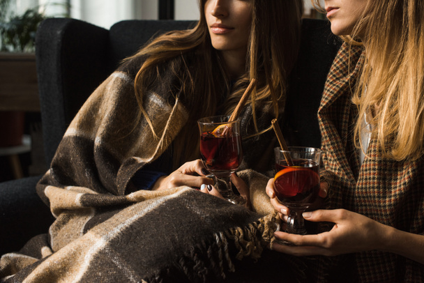 κορίτσια κρατώντας ποτήρια ζεστό κρασί - Φωτογραφία, εικόνα