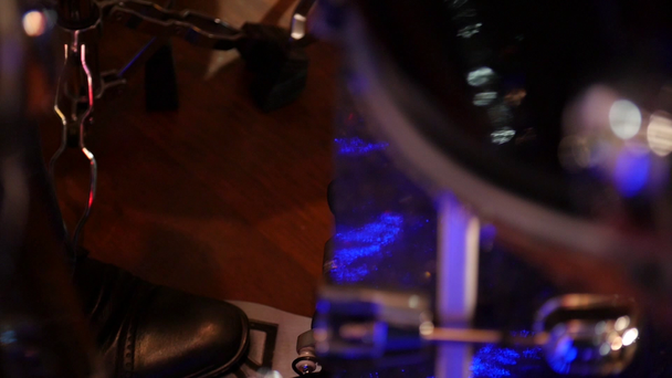 closeup τζαζ μουσικός παίζοντας μπάσο τύμπανο - Πλάνα, βίντεο