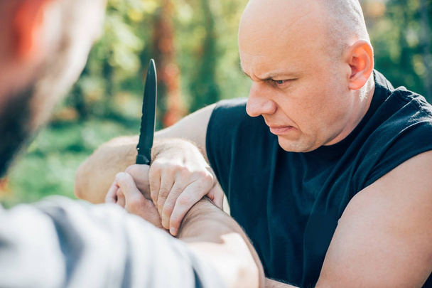 Kapap instructor demonstrates martial arts self defense knife at - Foto, immagini