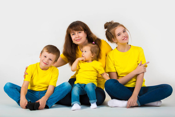Porträt einer glücklichen Großfamilie auf grauem Hintergrund. Mutter und ihre Kinder - Foto, Bild