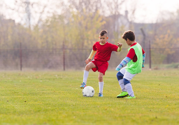 Pienet lapset pelaajat jalkapallo-ottelu jalkapallokenttä
 - Valokuva, kuva
