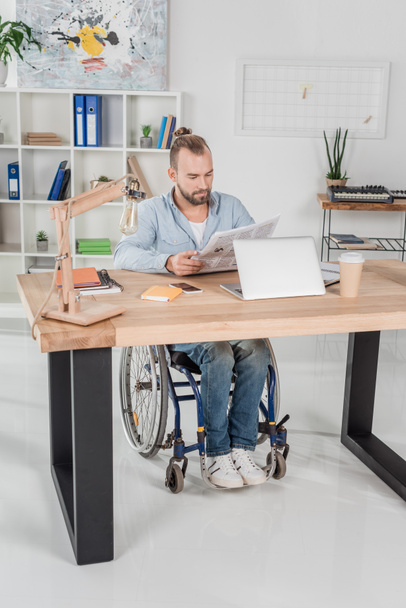 disabled man reading newspaper - Zdjęcie, obraz