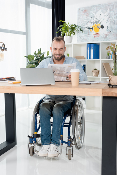 disabled businessman reading newspaper - Zdjęcie, obraz