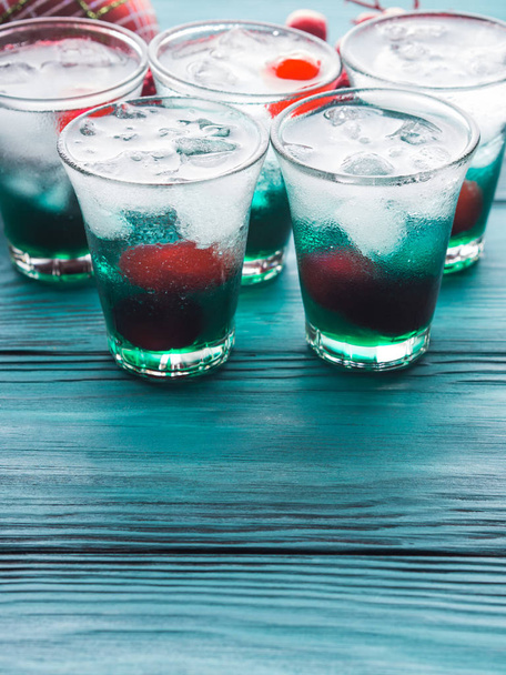 Bebidas curtas de álcool verde com cereja
 - Foto, Imagem