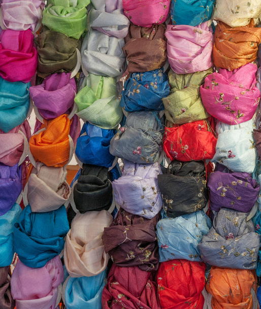 Bunte Schals auf einem Markt - Foto, Bild