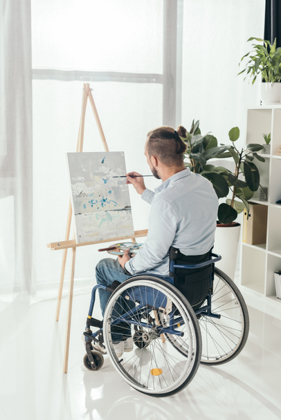 disabled man painting - Foto, afbeelding