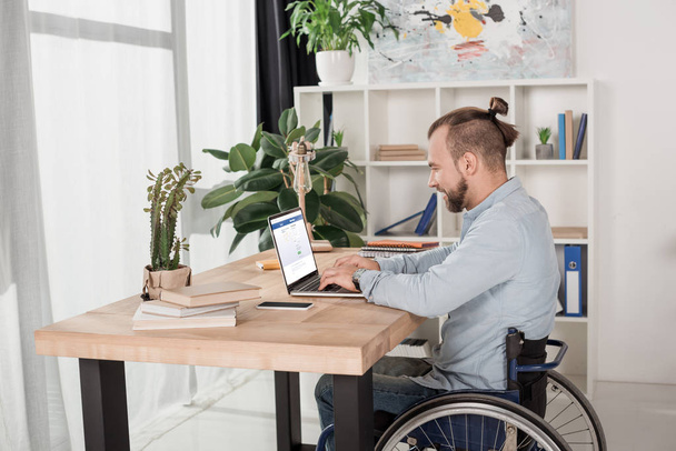 disabled man using laptop - Foto, afbeelding