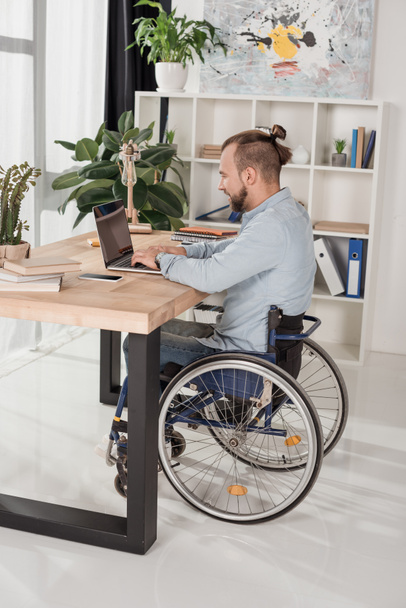 disabled man using laptop - Photo, Image