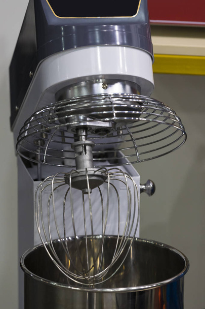 Ipari villamos gép dagaszt tésztát - Fotó, kép