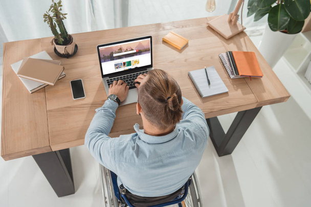disabled man using laptop - Photo, image