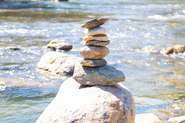 Kiegyensúlyozott kő piramis r kék víz hegyi folyó. Chi - Fotó, kép