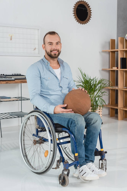 niepełnosprawny mężczyzna z piłkę do koszykówki - Zdjęcie, obraz