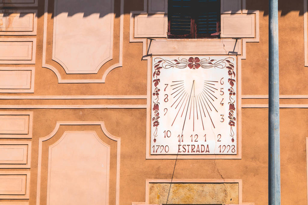 relógio de sol em uma parede velha, onde está escrito em catalão - 1790 roa
 - Foto, Imagem