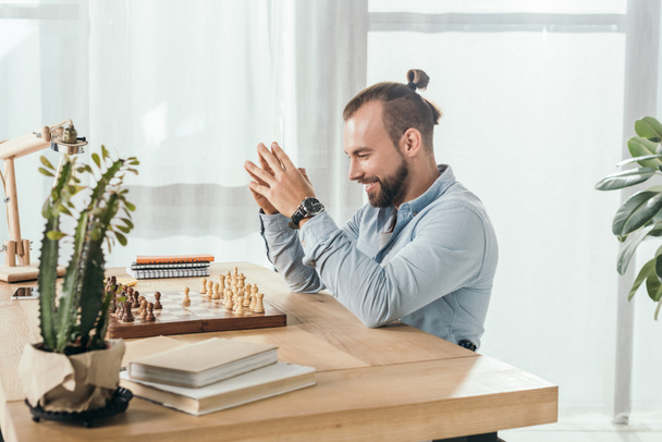 man spelen schaak met zichzelf - Foto, afbeelding