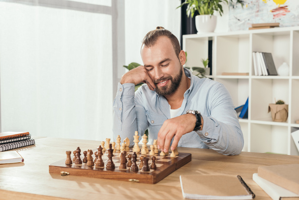 man playing chess with himself - Fotoğraf, Görsel