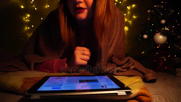 Красивая женщина читает стихи на планшете
 - Кадры, видео
