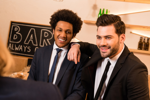 businessmen in bar - Foto, Imagen