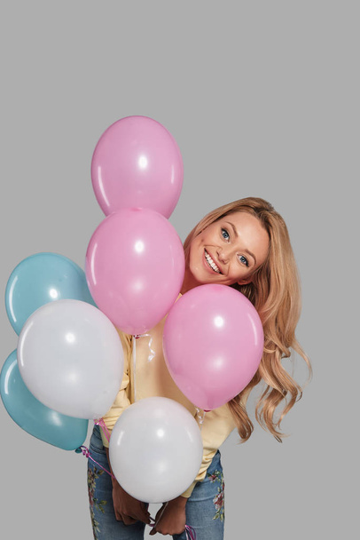 blonde woman holding balloons - Foto, Imagen