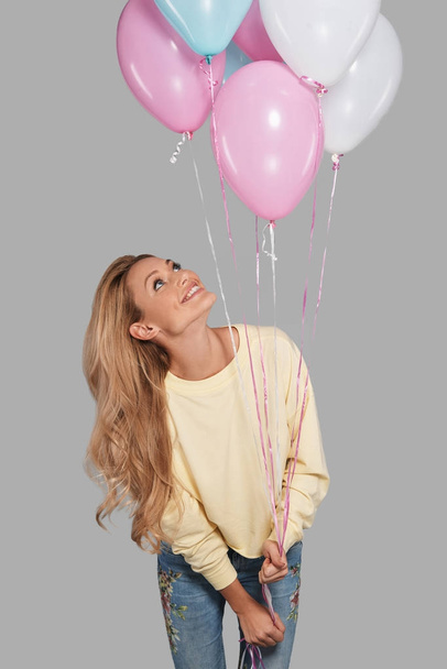 blonde woman holding balloons - Foto, Imagem