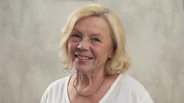 happy elderly woman - Πλάνα, βίντεο