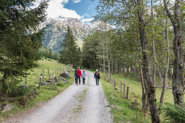 Uzun yürüyüşe çıkan kimse, Weisspriachtal Lungau, Avusturya - Fotoğraf, Görsel