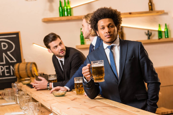бизнесмены пьют пиво в баре
 - Фото, изображение