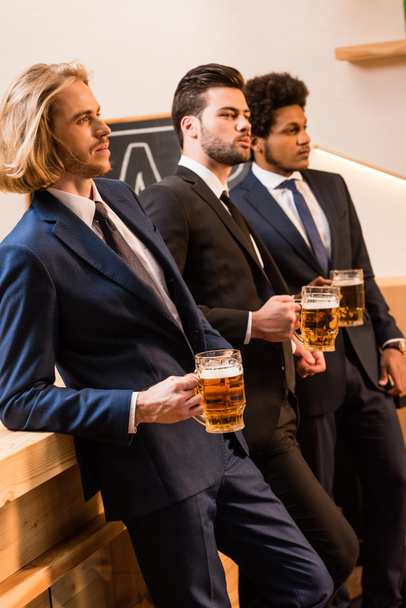 hombres de negocios bebiendo cerveza en el bar
 - Foto, Imagen