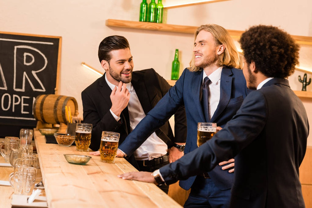 hommes d'affaires buvant de la bière au bar
 - Photo, image