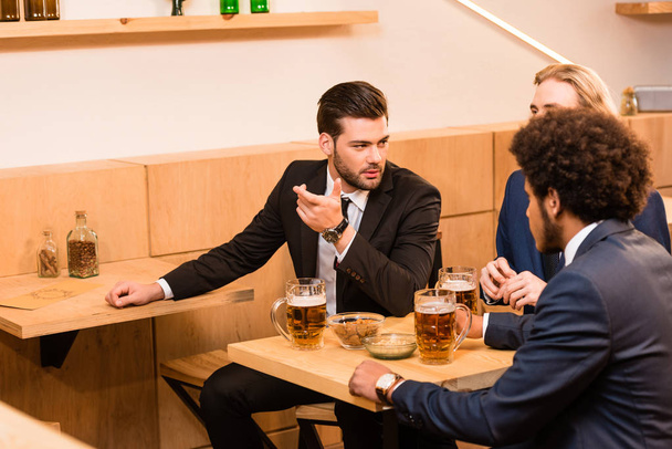 hommes d'affaires buvant de la bière au bar
 - Photo, image