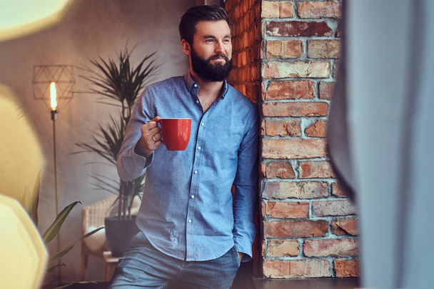 スタイリッシュなひげを生やした男性飲み物コーヒー - 写真・画像
