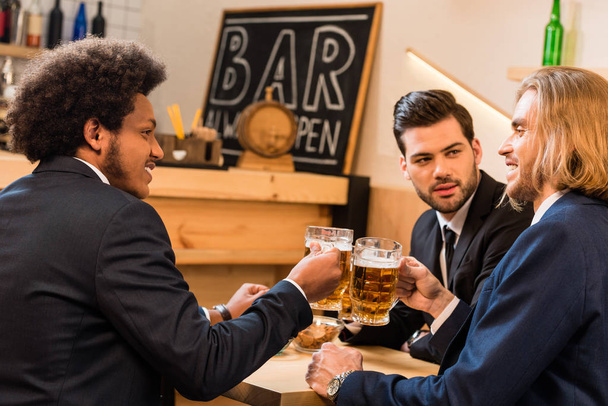 hombres de negocios bebiendo cerveza en el bar
 - Foto, Imagen