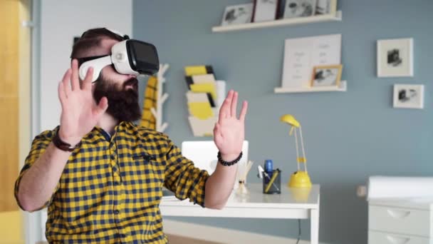 Ember trialling egy 3D-s szemüveg irodájában  - Felvétel, videó
