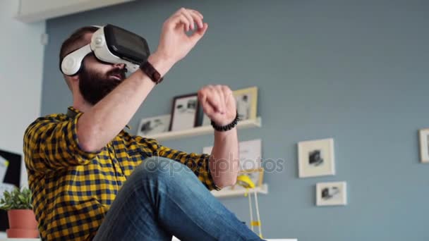 Homme testant un simulateur au bureau à domicile
  - Séquence, vidéo