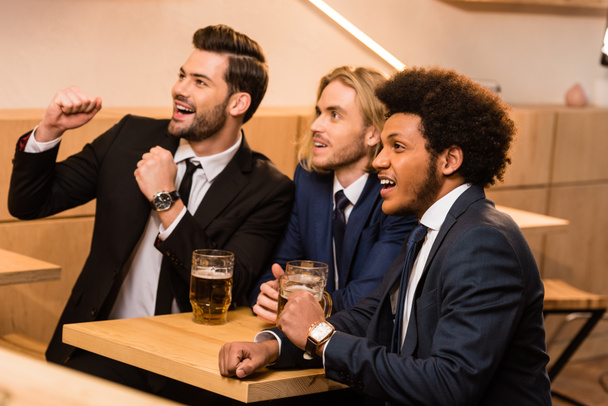 biznesmeni, picia piwa w barze - Zdjęcie, obraz