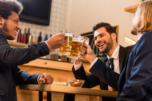 liikemiehet juovat olutta baarissa
 - Valokuva, kuva