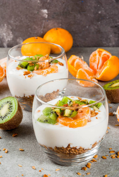 Mandarin és a kiwi joghurt granola desszert - Fotó, kép