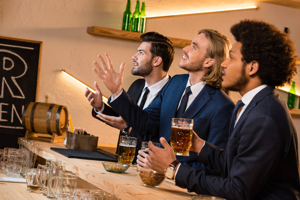 επιχειρηματίες που πίνει μπύρα στο μπαρ - Φωτογραφία, εικόνα