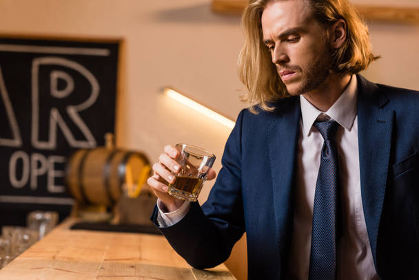 ウイスキーを飲むビジネスマンのバー - 写真・画像