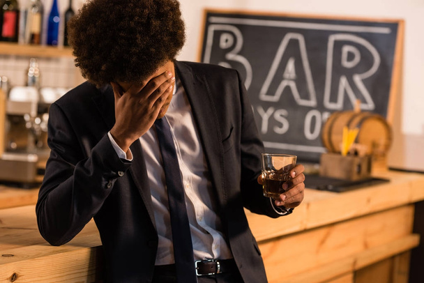 афроамериканський бізнесмен п'є віскі
 - Фото, зображення