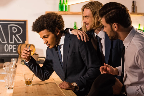 businessmen drinking whiskey in bar - Foto, imagen