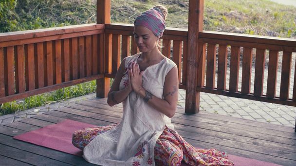 attraktive Frau meditiert auf Veranda - Foto, Bild